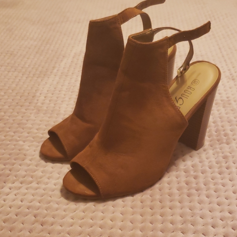 4.75 inch chesnut heel. Worn twice.